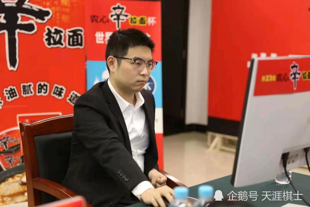 整款海报色彩明丽，充分运用了传统绘画中;留白的手法，令人遐想无限，体现出丰富文化底蕴的同时，也掀起了影片中凄美爱情世界的一角面纱